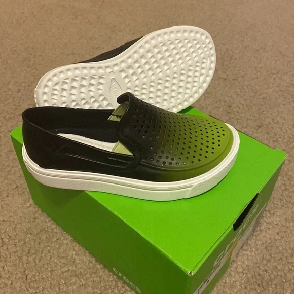 BRAND NEW kids crocs - Picture 3 of 3